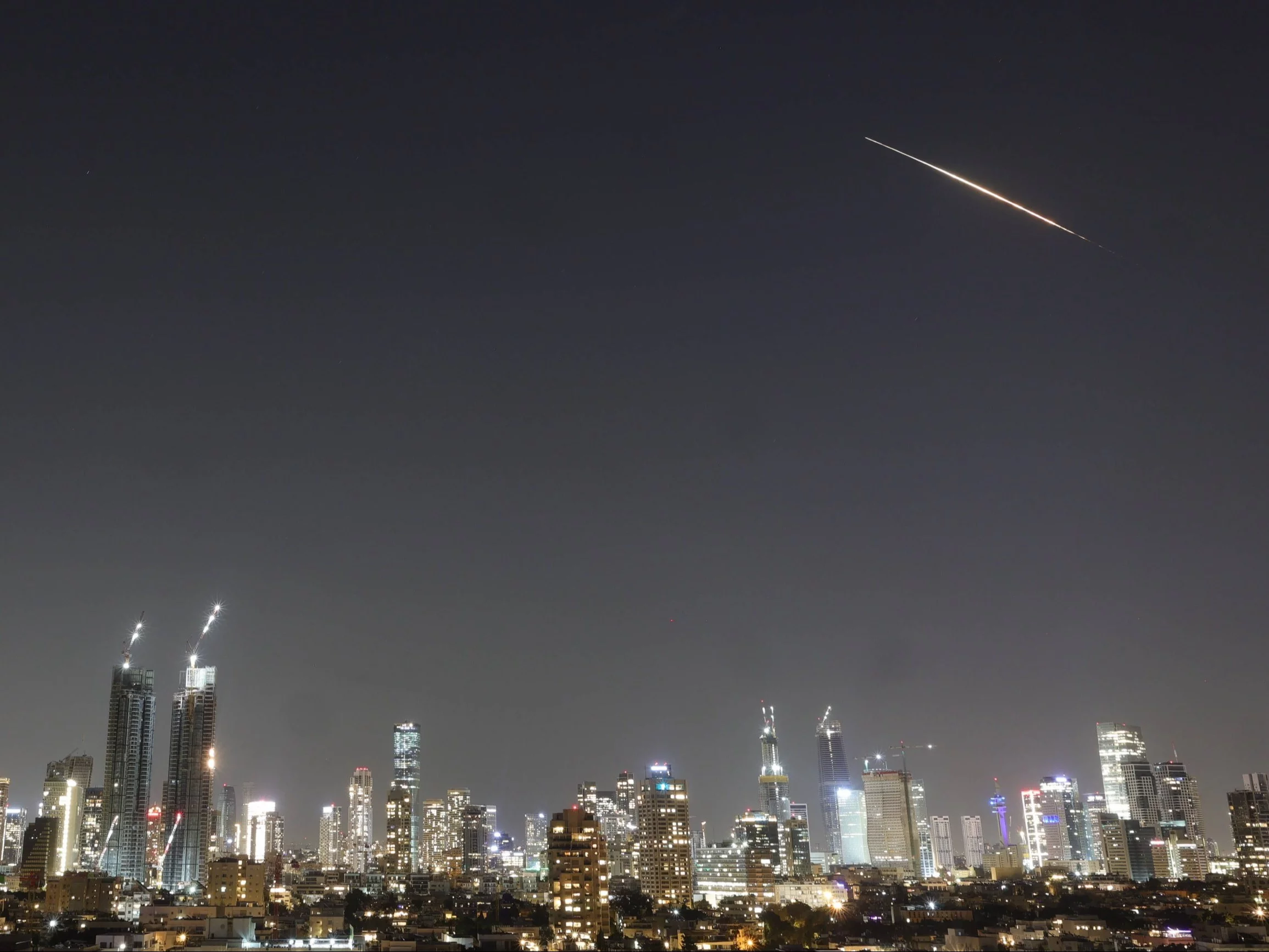 Pocisk przelatuje nad Tel Awiwem w Izraelu podczas gdy w centralnej części kraju rozbrzmiewają syreny