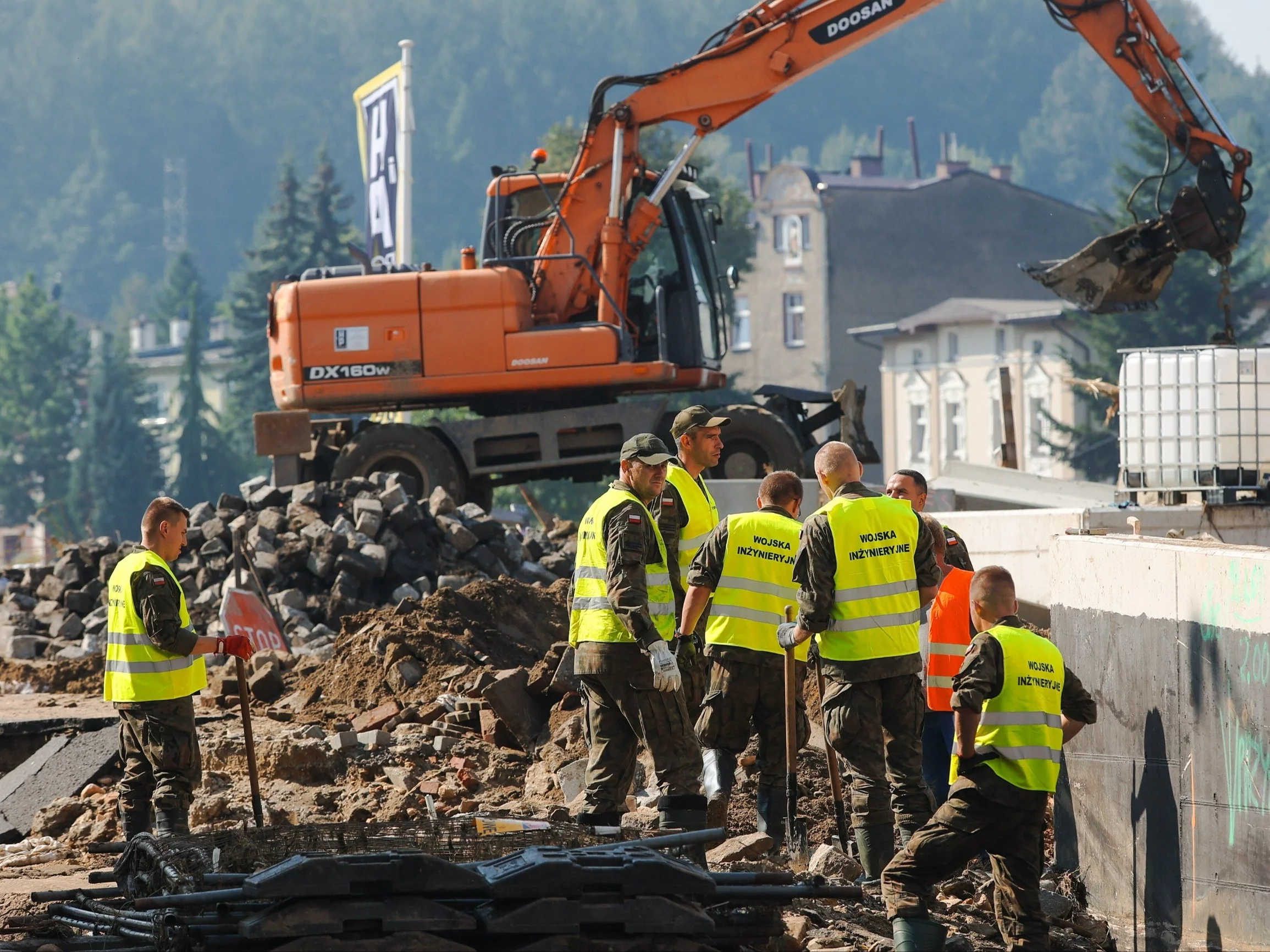 Wojska inżynieryjne podczas sprzątania po powodzi w Głuchołazach, wrzesień 2024 r.