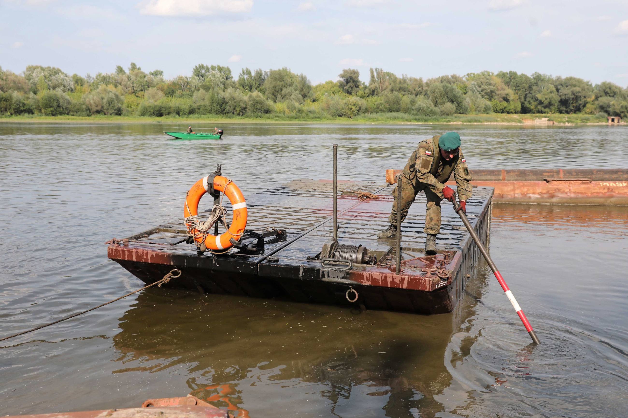 Montaż mostu pontonowego przez Wisłę