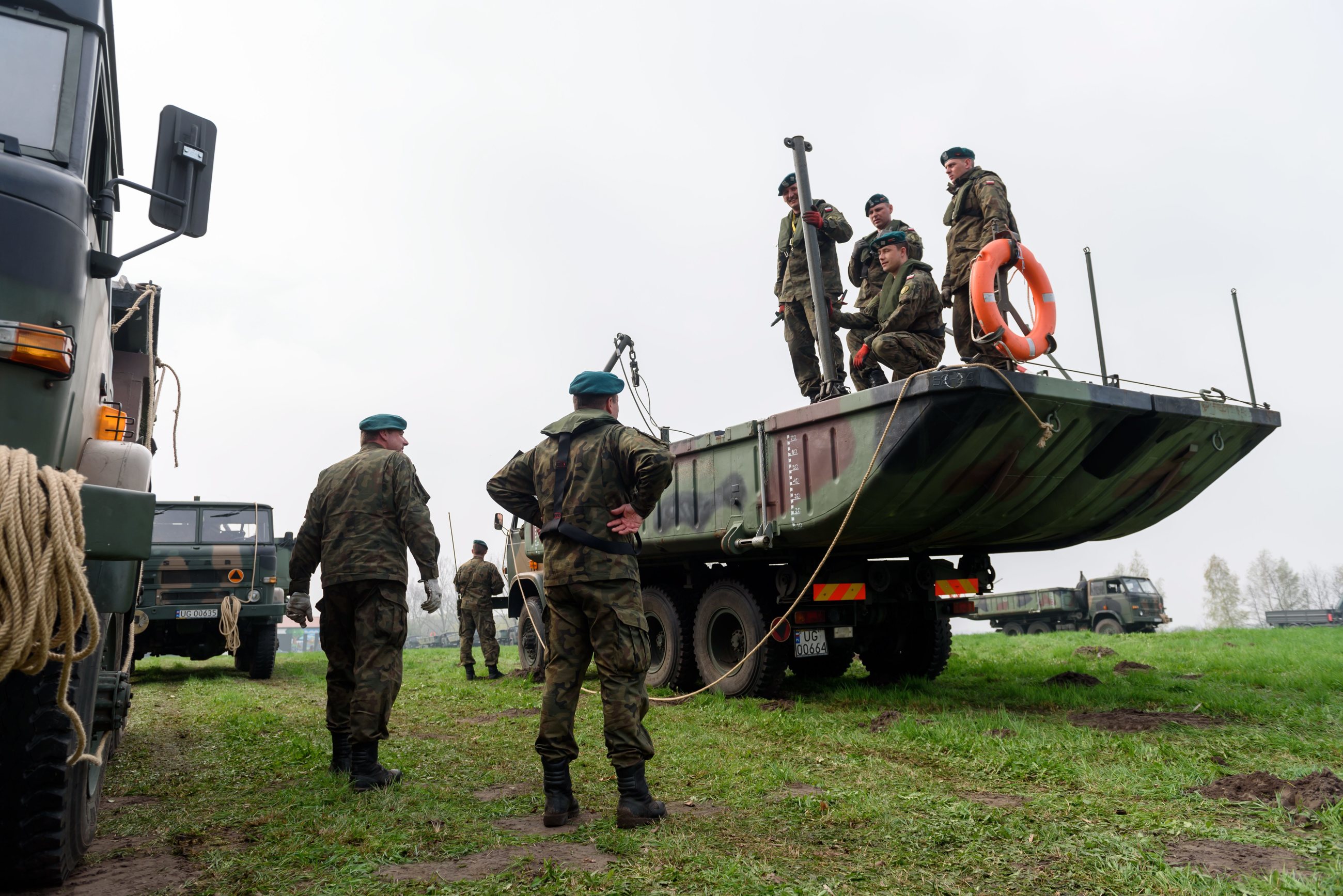 Budowa mostu pontonowego przez żołnierzy
