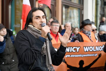 Wokalista Ivan Komarenko podczas protestu przeciw obostrzeniom