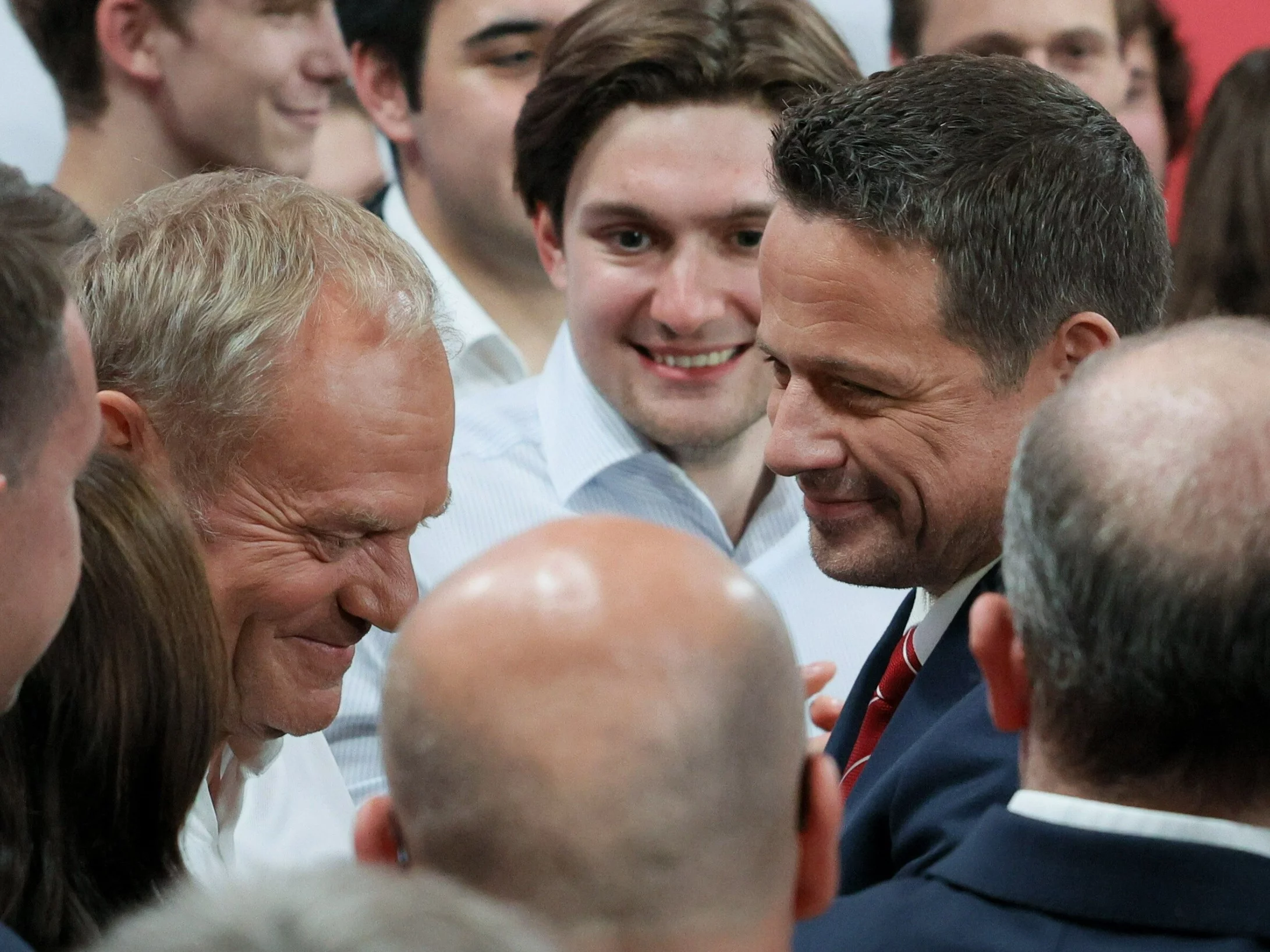 Kandydat KO w wyborach prezydenckich, prezydent Warszawy Rafał Trzaskowski (P) i premier Donald Tusk (L) w sztabie wyborczym w Warszawie