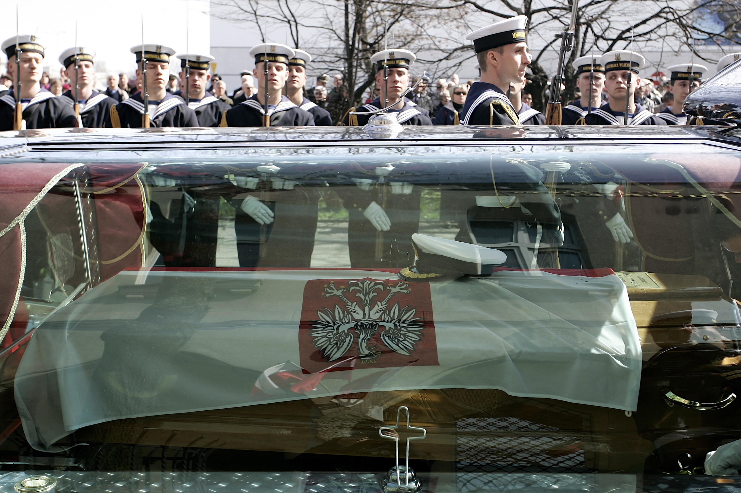 Trumna z ciałem dowódcy Marynarki Wojennej RP admirała Andrzeja Karwety przed kompanią honorową Marynarki Wojennej podczas rozpoczętych przy historycznym okręcie wojennym ORP Błyskawica na Skwerze Kościuszki w Gdyni
