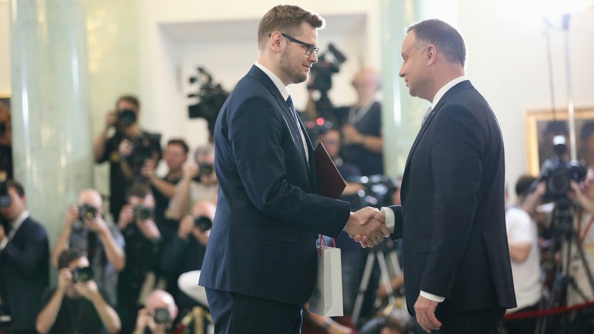 W ramach rekonstrukcji na urząd ministra, członka Rady Ministrów powołany został m.in. były wiceminister sprawiedliwości, obecnie członek Zarządu Województwa Śląskiego Michał Woś (na zdjęciu z prezydentem Andrzejem Dudą).