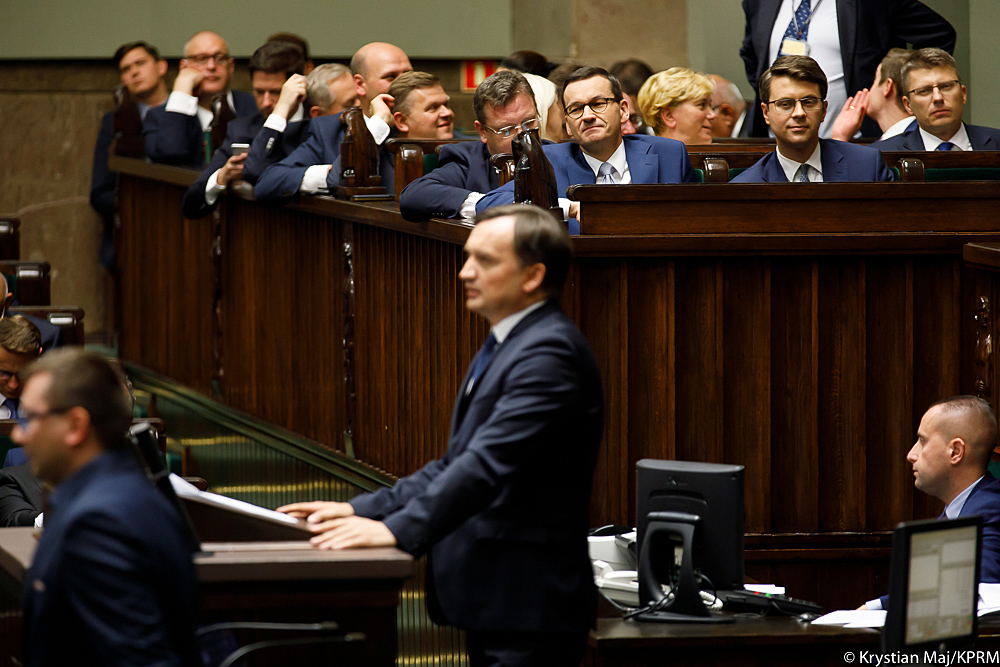 Zbigniew Ziobro na mównicy sejmowej. W tle premier Mateusz Morawiecki