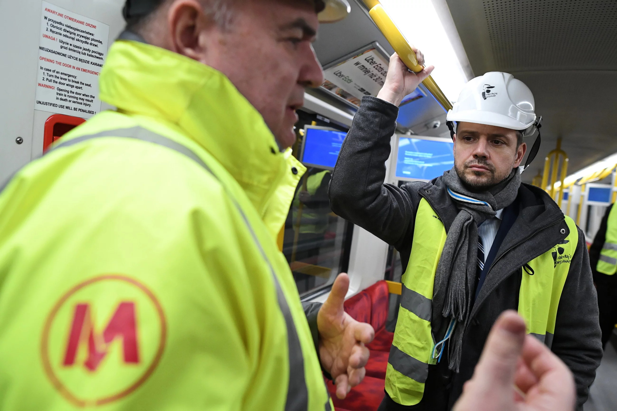 Prezydent Warszawy Rafał Trzaskowski i prezes Metra Warszawskiego Jerzy Lejk podczas przejazdu trasą II linii metra na warszawskim Targówku,