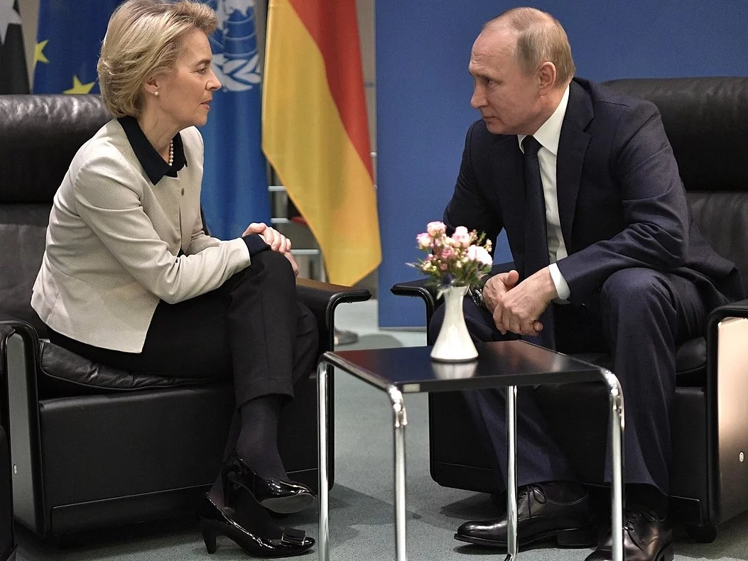 Przewodnicząca KE Ursula von der Leyen i prezydent Rosji Władimir Putin