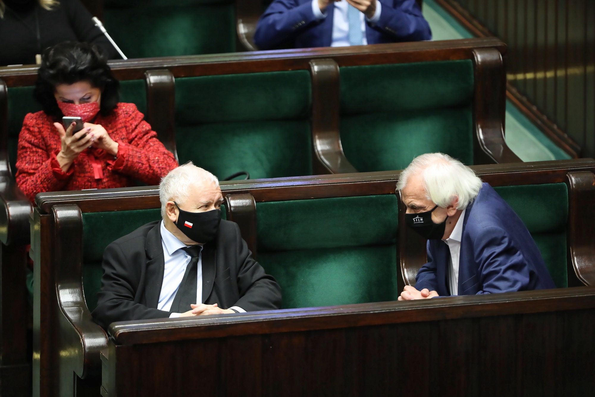 Prezes PiS Jarosław Kaczyński (L), wicemarszałek Sejmu Ryszard Terlecki (P) oraz posłanka PiS Anna Paluch (z tyłu) na sali obrad Sejmu.