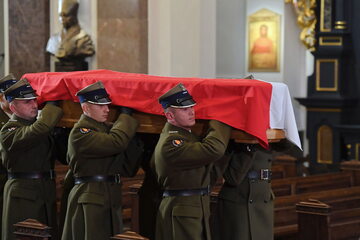 Wprowadzenie trumny z ciałem marszałka seniora Kornela Morawieckiego do Katedry Polowej Wojska Polskiego podczas uroczystości pogrzebowych w Warszawie