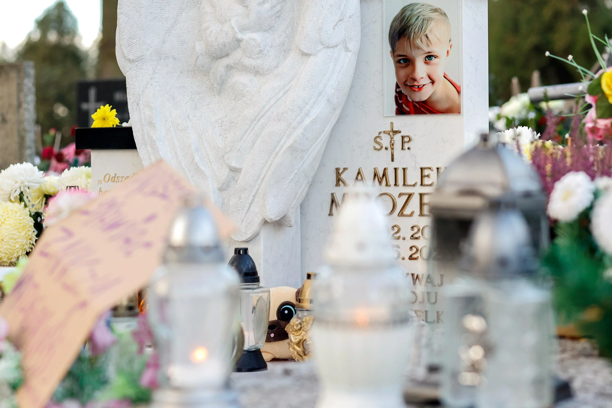 Grób zmarłego w maju br. 8-letniego Kamilka z Częstochowy