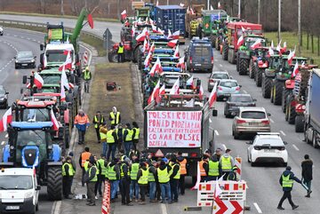 Wrocław, 12.02.2024. Protest rolników na alei Jana III Sobieskiego we Wrocławiu