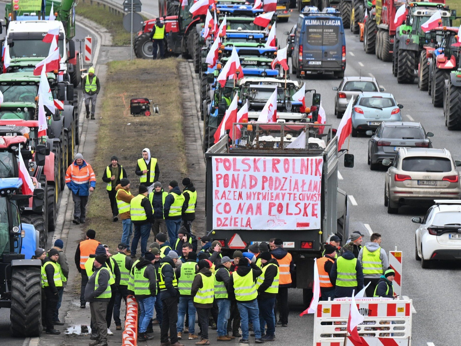 Wrocław, 12.02.2024. Protest rolników na alei Jana III Sobieskiego we Wrocławiu