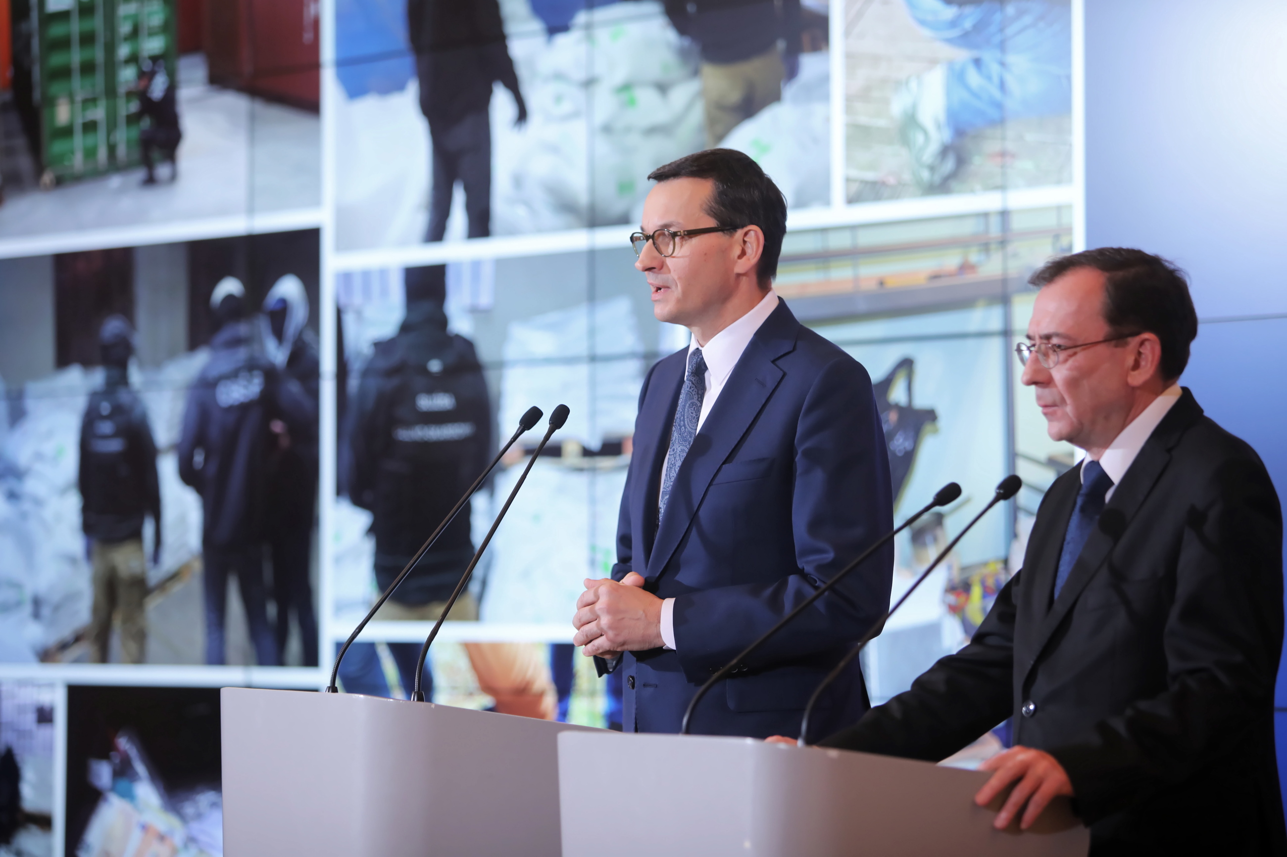 Premier Mateusz Morawiecki (L) oraz minister spraw wewnętrznych i administracji Mariusz Kamiński
