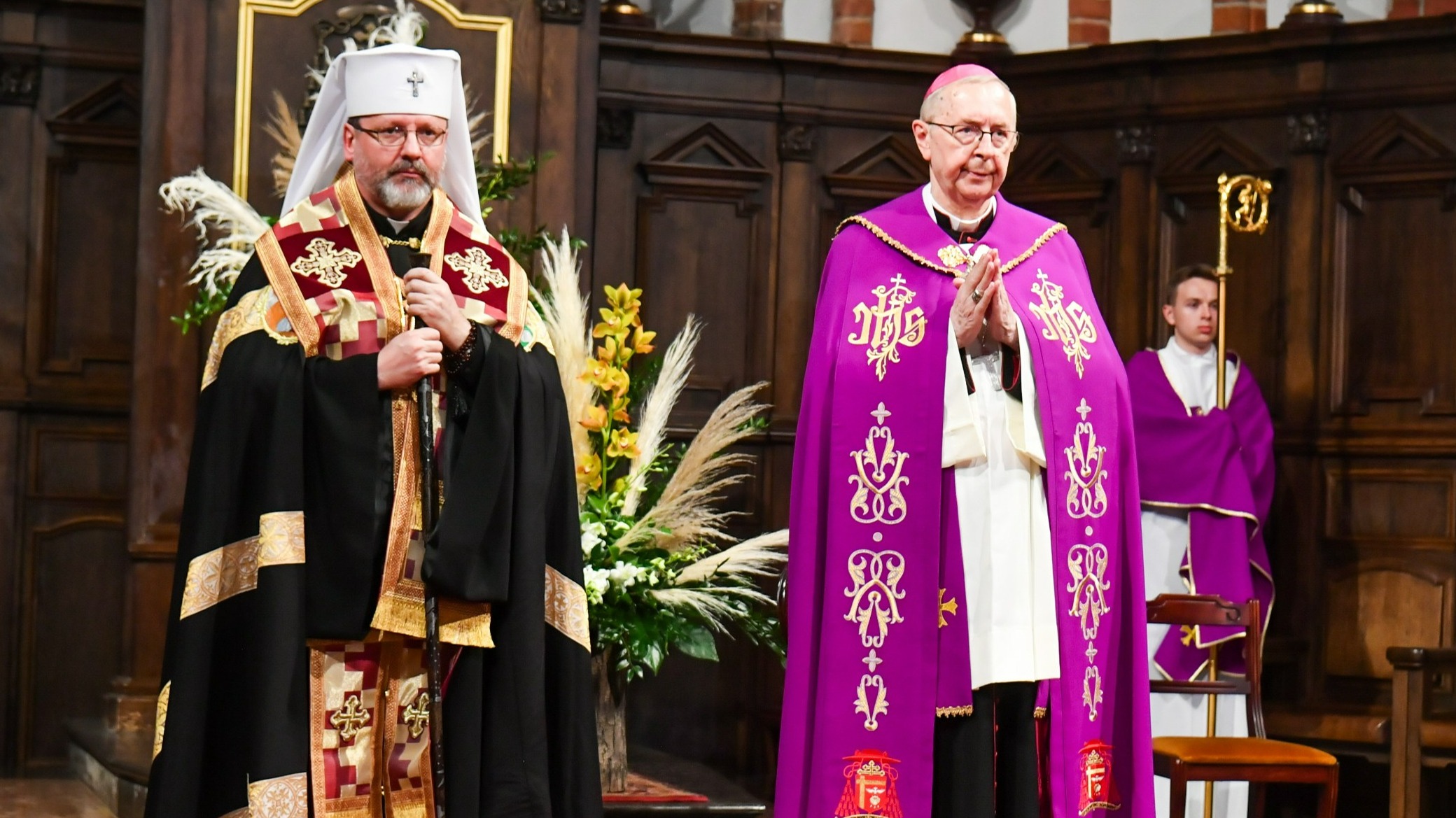 Kościelne obchody 80. rocznicy zbrodni wołyńskiej. Przewodniczący KEP abp. Stanisław Gądecki (P) i arcybiskup większy kijowsko-halicki, zwierzchnik Ukraińskiego Kościoła Greckokatolickiego abp Światosław Szewczuk