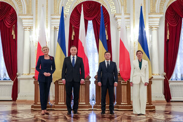 Wspólnie zdjęcie par prezydenckich Polski i Ukrainy