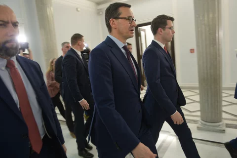 . Premier Mateusz Morawiecki (C) oraz rzecznik rządu Piotr Muller (P), 23 bm. na korytarzu sejmowym w Warszawie.