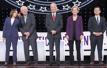 Wśród walczących o nominację demokratów (zdjęcie z ich debaty w Ohio, Joe Biden w środku) wciąż brakuje polityka, który mógłby pokonać Donalda Trumpa