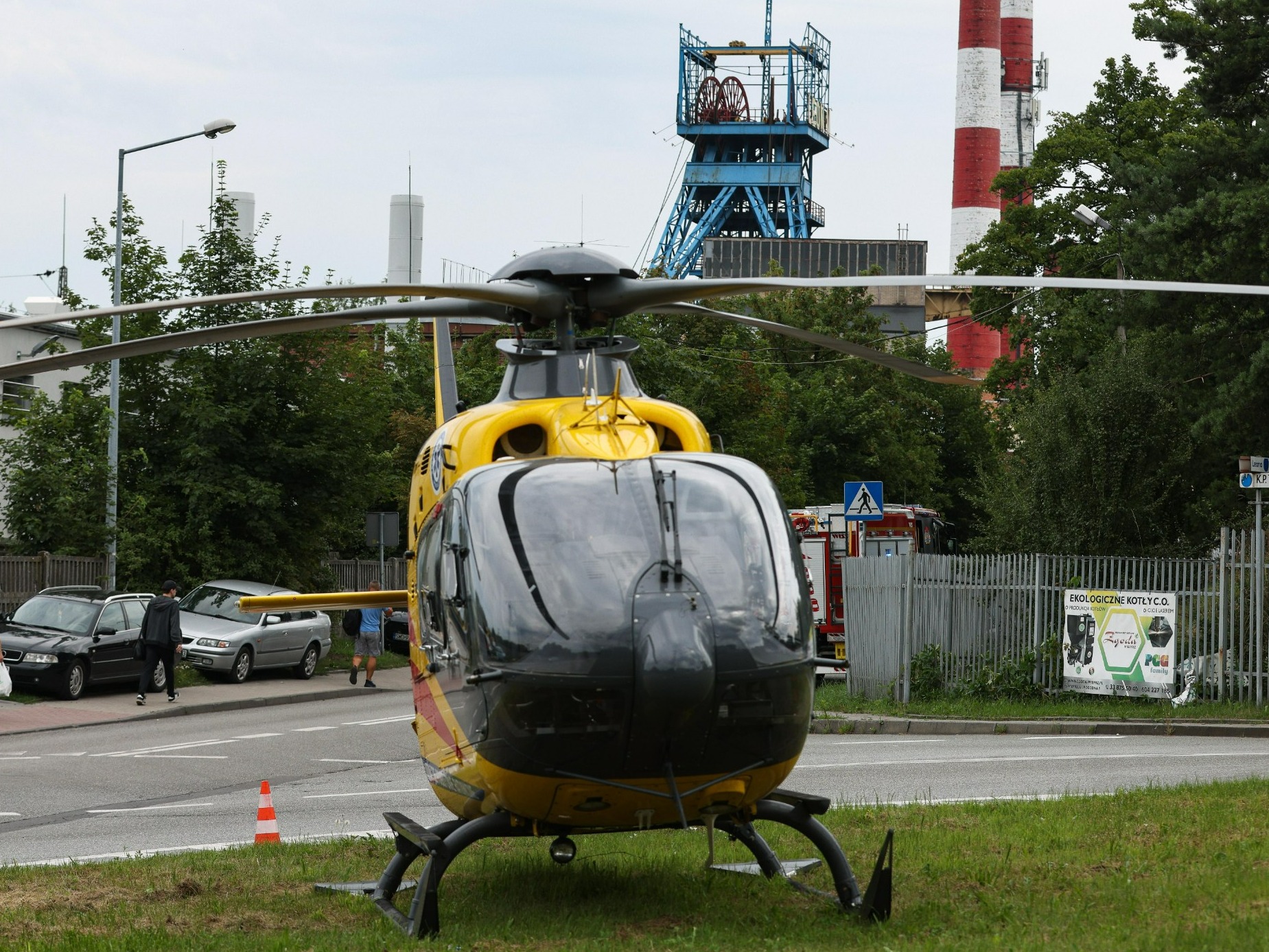 Śmigłowiec LPR przed kopalnią Rydułtowy na Śląsku