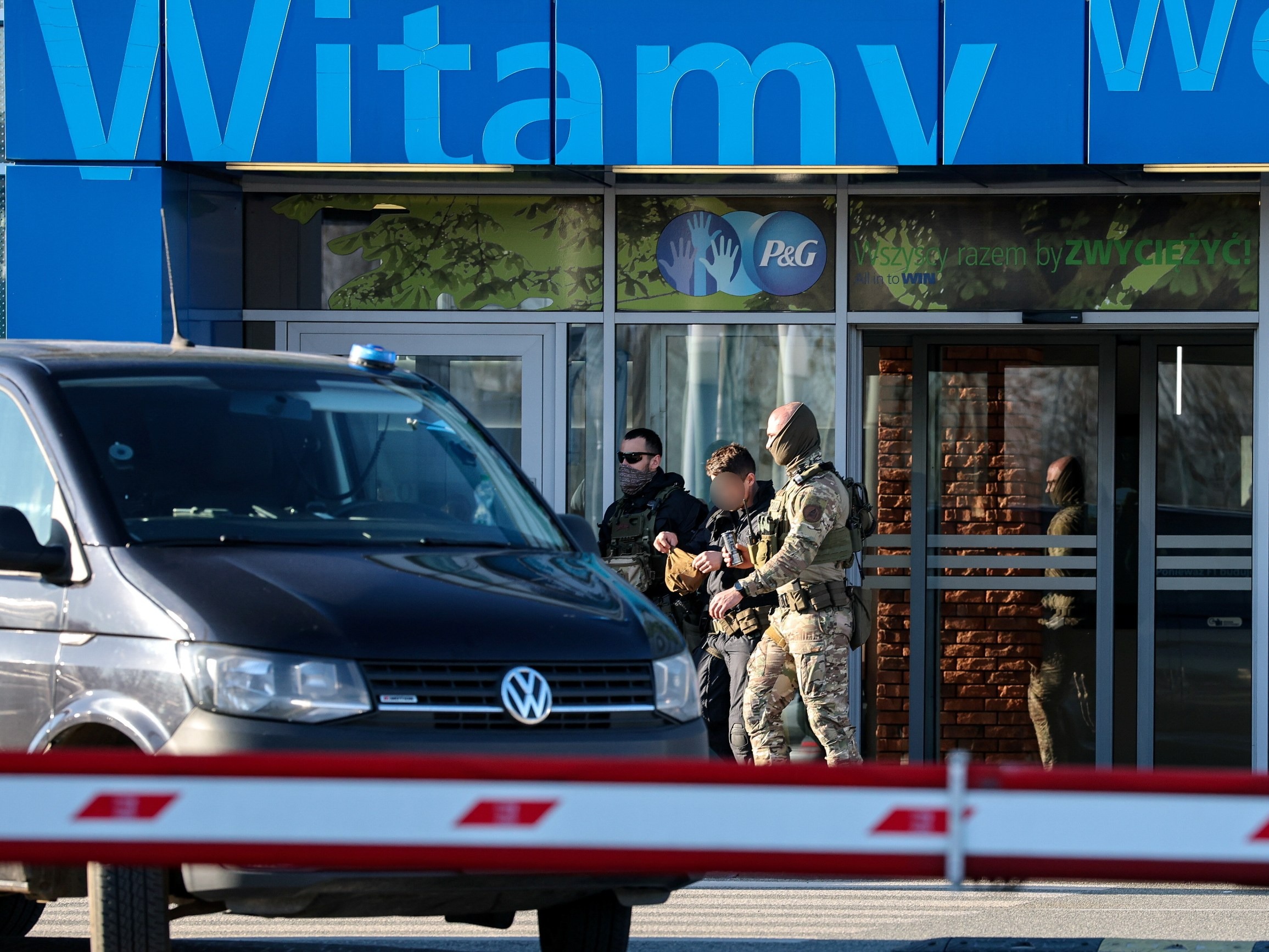 Służby przed fabryką Gillette w Łodzi