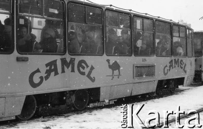 Pierwsze reklamy na tramwaju - papierosów Camel. Lata 90, Polska