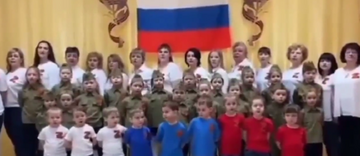 Wujku Wowa, staniemy do ostatniej bitwy i zwrócimy Alaskę ojczyźnie – śpiewają kilkuletnie dzieci, w rosyjskim przedszkolu.