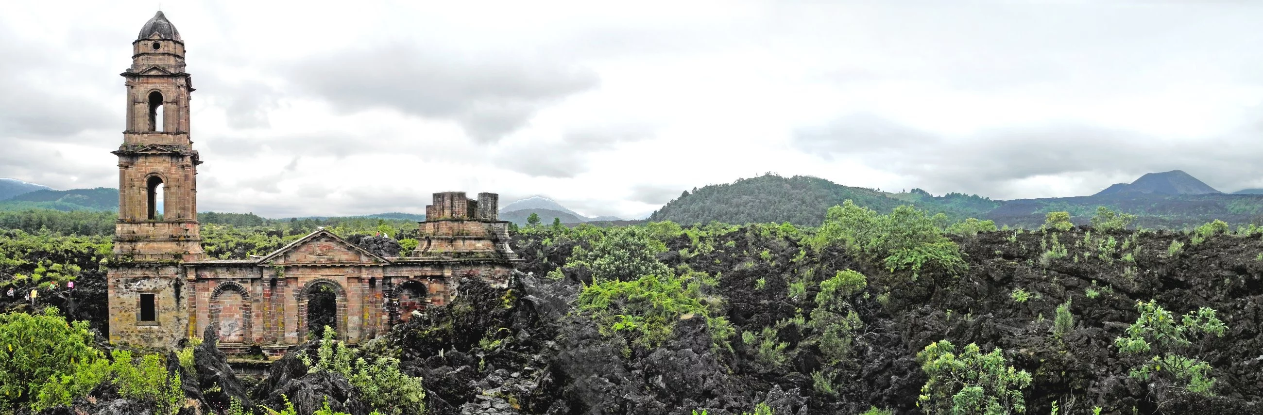 Pozostałości kościoła, które przykrył materiał z wybuchu wulkanu Paricutin, Meksyk