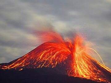 Wulkan Tambora w trakcie erupcji
