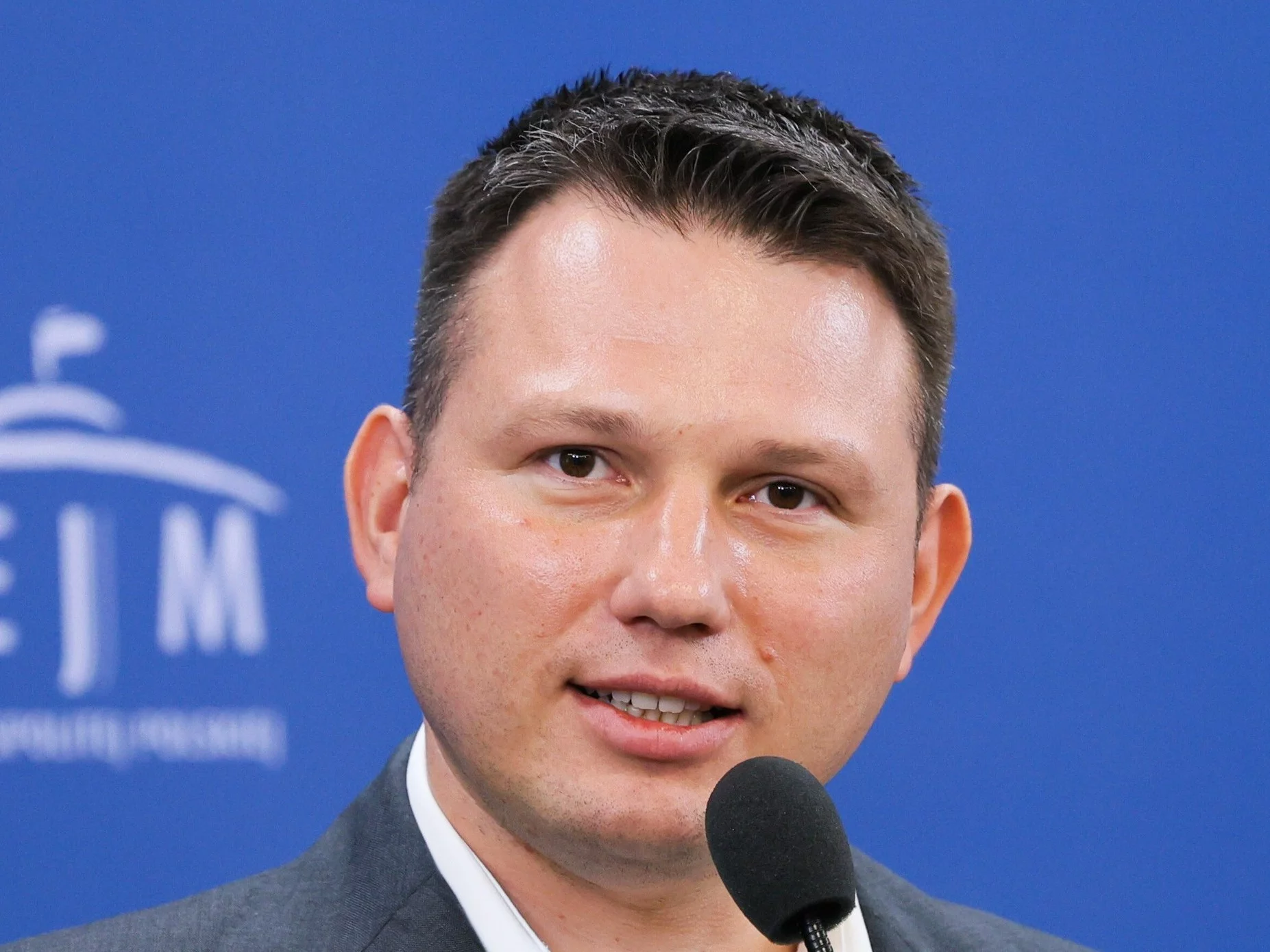 "Wybitny operator hulajnogi". Polityk PiS kpi z Mentzena