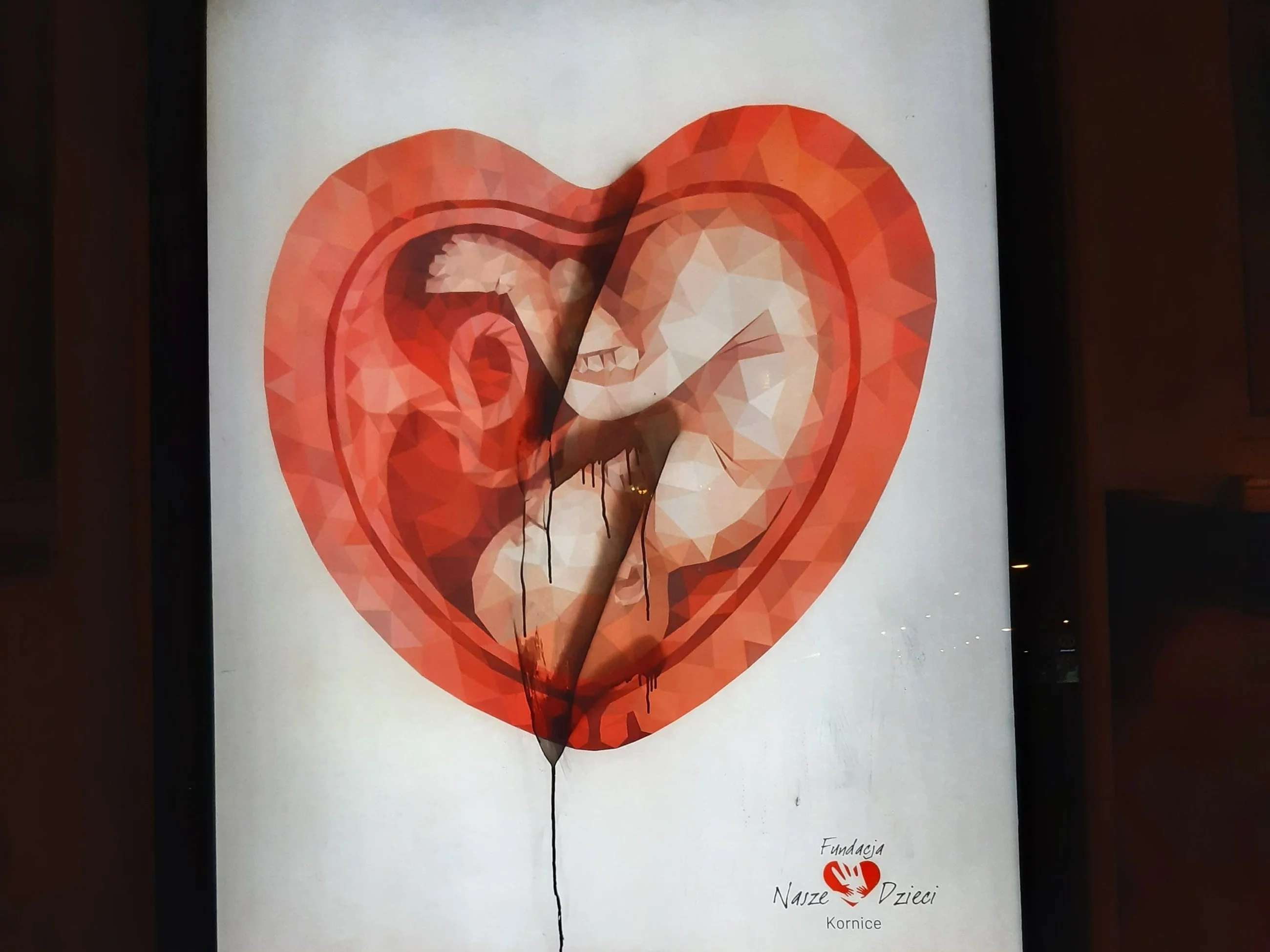 Pomazany plakat promujący pracę hospicjów perinatalnych