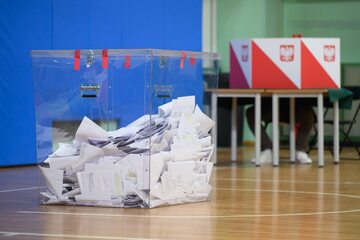 Wybory 15.10.2023. Głosowanie w Obwodowej Komisji Wyborczej nr 2 w Poznaniu