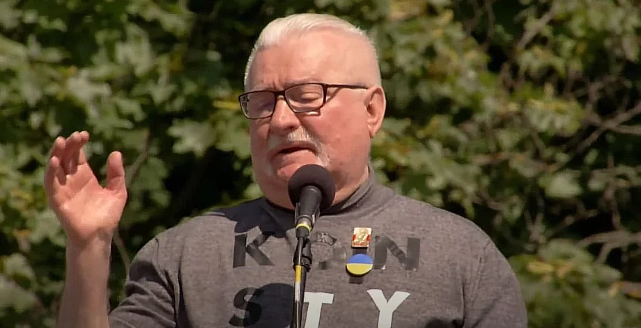 Lech Wałęsa przemawia na marszu opozycji 4 czerwca