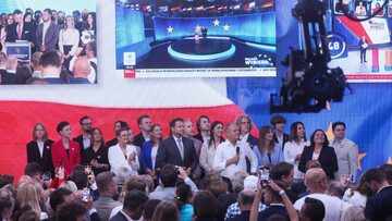 Wybory do Parlamentu Europejskiego 2024. Premier Donald Tusk (C-P) i prezydent Warszawy Rafał Trzaskowski (C-L) w sztabie wyborczym Koalicji Obywatelskiej w Warszawie