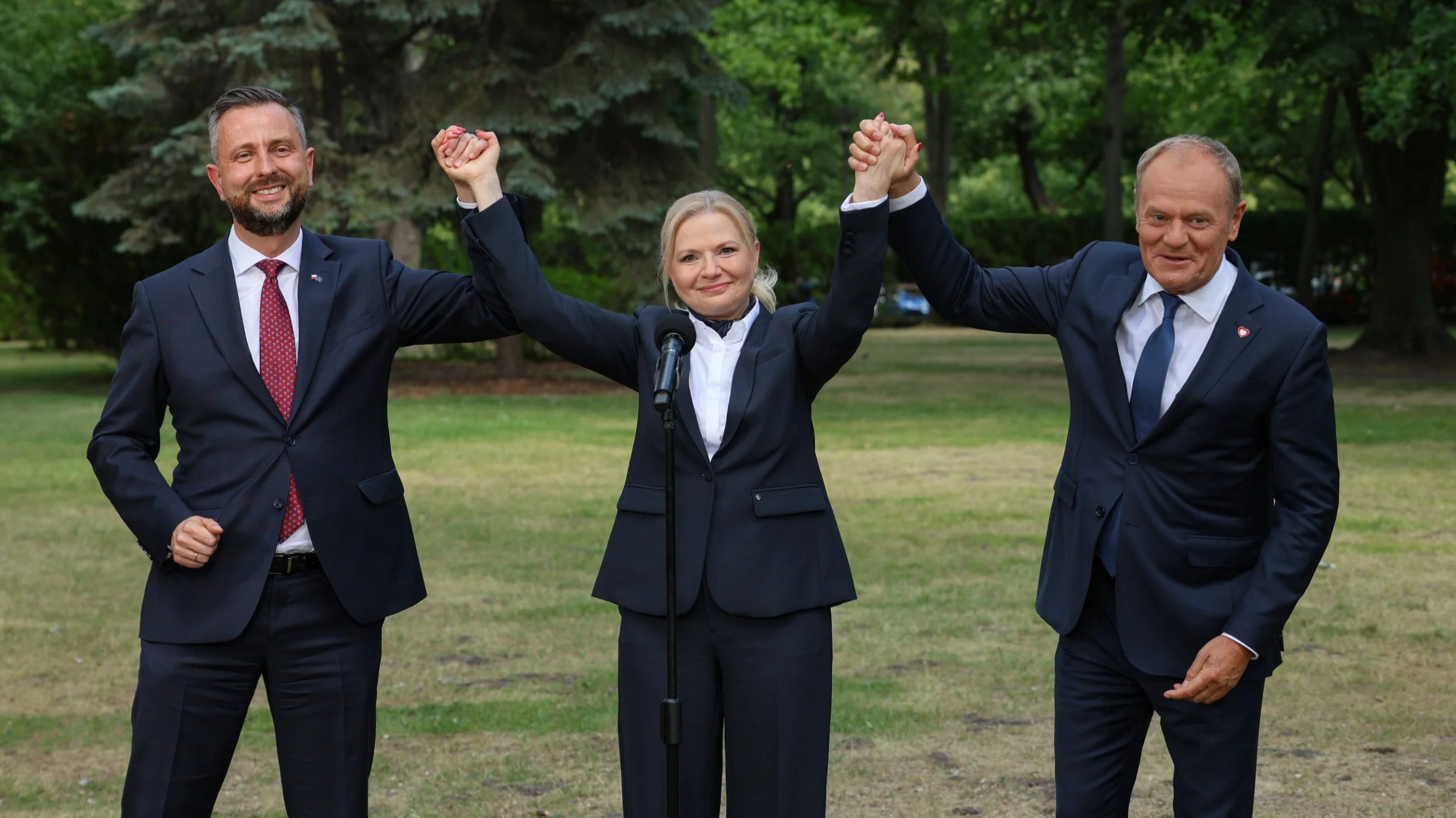 Premier Donald Tusk (P) i wicepremier, minister obrony narodowej Władysław Kosiniak-Kamysz (L) oraz senator KO Monika Piątkowska