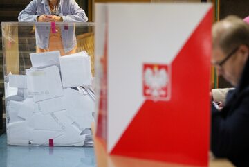 Wybory parlamentarne 2023. Głosowanie w lokalu wyborczym w Zespole Szkół przy ulicy Saskiej w Warszawie