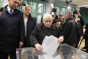Wybory parlamentarne 2023. Wicepremier, prezes PiS Jarosław Kaczyński (C) oddał głos w lokalu wyborczym w Warszawie
