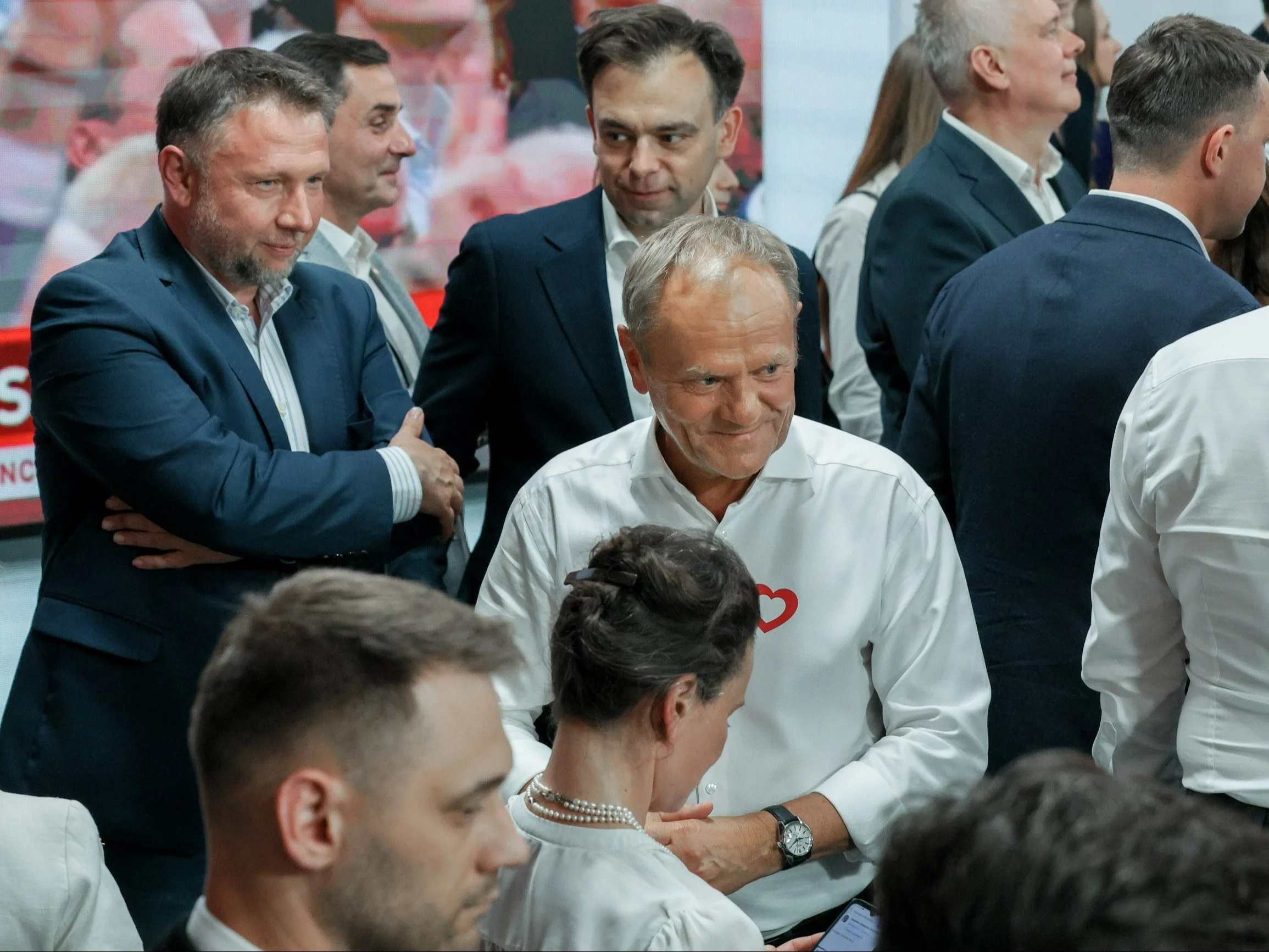 Pełnomocnik rządu ds. odbudowy po powodzi Marcin Kierwiński (L) i premier Donald Tusk (C) w sztabie wyborczym kandydata KO w wyborach prezydenckich, prezydenta Warszawy Rafała Trzaskowskiego w Warszawie