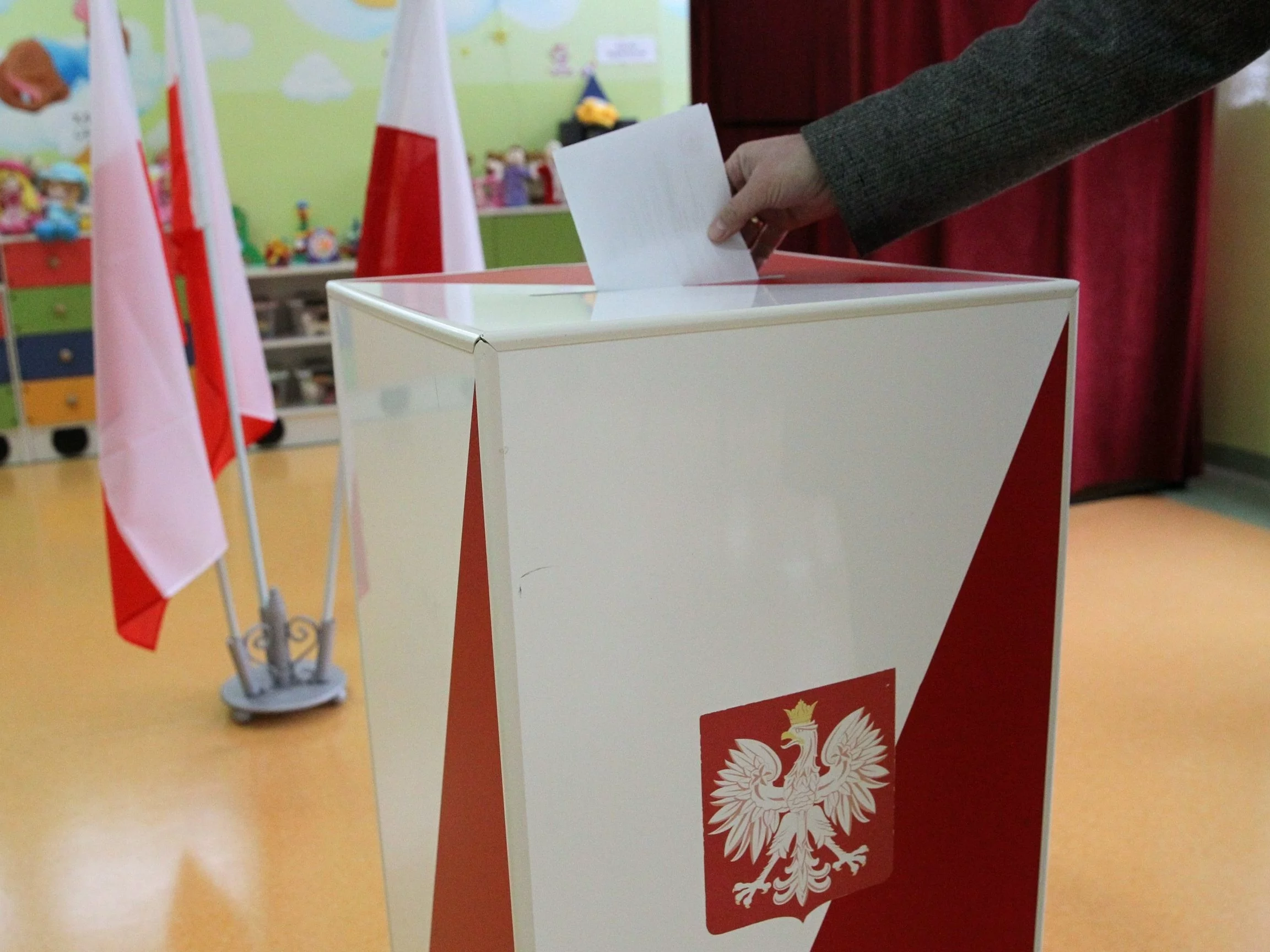 Polska podzielona na pół. Tak głosowały poszczególne województwa
