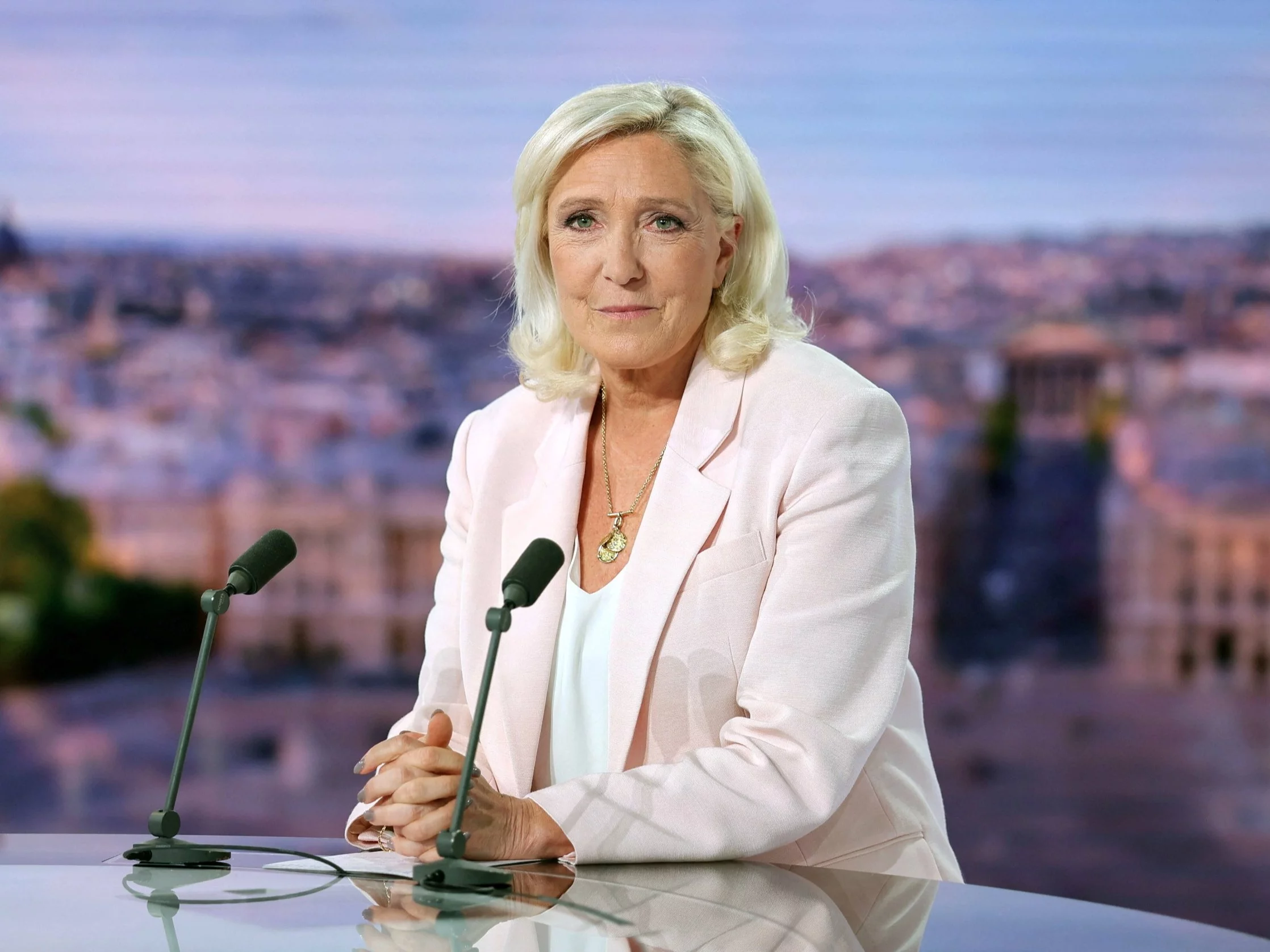 Sondaż przed wyborami we Francji. Wiadomo, kto zmierzy się z Le Pen w drugiej turze