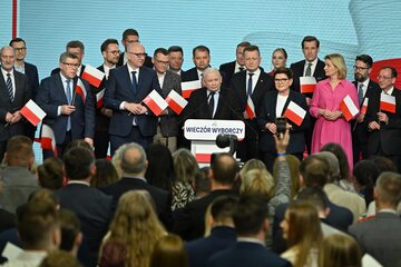 Wybory samorządowe 2024. Prezes Jarosław Kaczyński z grupą polityków PiS