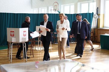 Wybory samorządowe. Prezydent Andrzej Duda (2L) i pierwsza dama Agata Kornhauser-Duda (3L) podczas głosowania