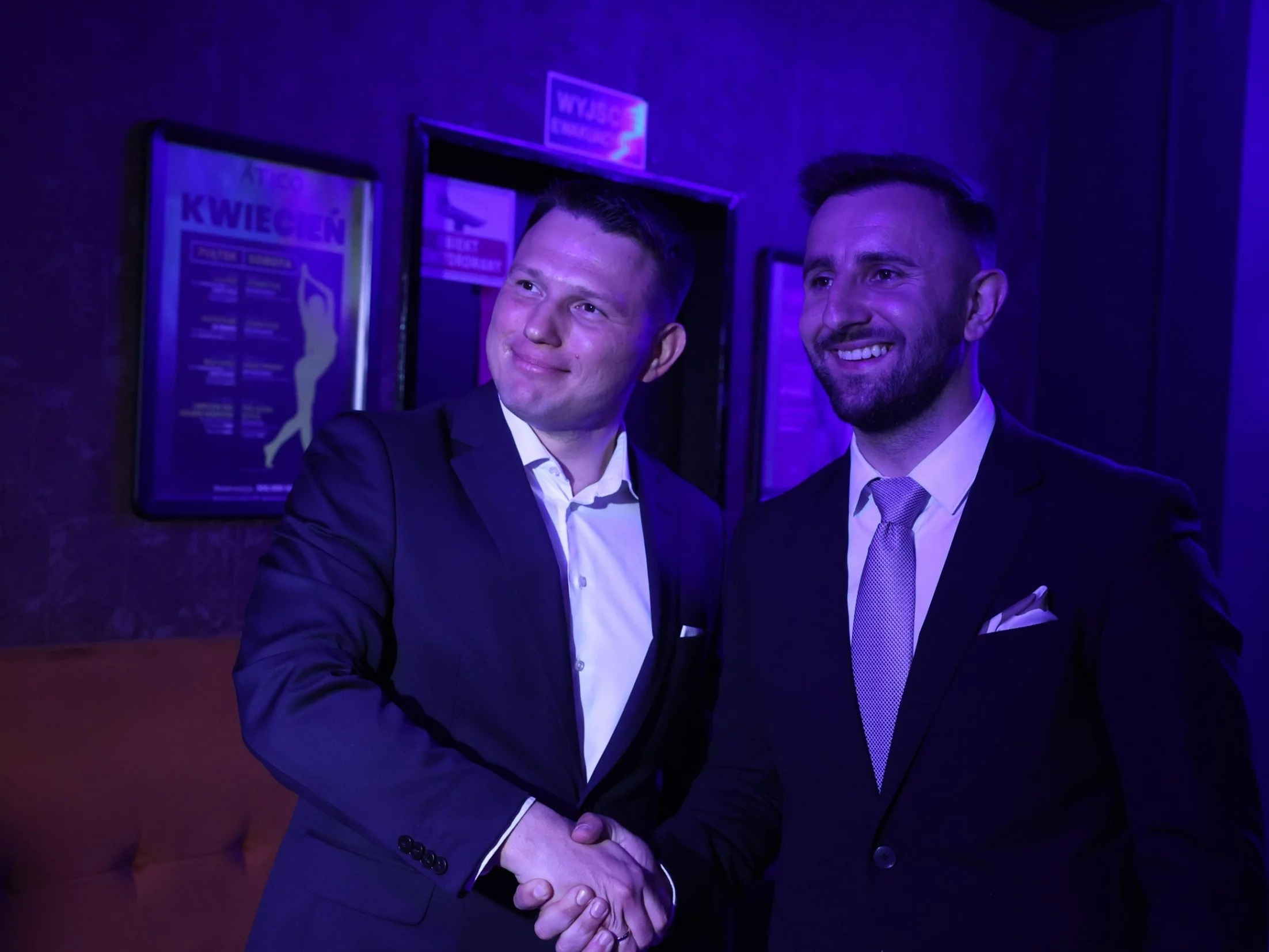 Patryk Marjan (P) z Nowej Nadziei i lider tego ugrupowania Sławomir Mentzen (L) w sztabie wyborczym w Bełchatowie