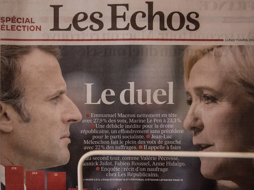 Kandydaci w drugiej turze wyborów prezydenckich 2022 r. Emmanuel Macron i Marine Le Pen. Okładka gazety