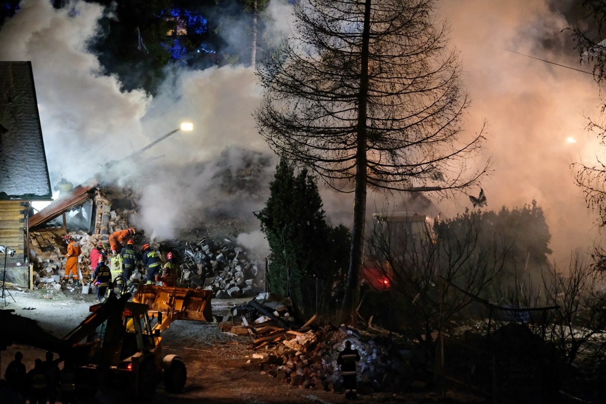 Akcja ratunkowa w miejscu wybuchu gazu, do którego doszło 4 grudnia ok. godz. 19:00 w domu jednorodzinnym w Szczyrku