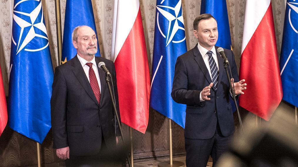 Szef MON Antoni Macierewicz (L) i prezydent Andrzej Duda (P)