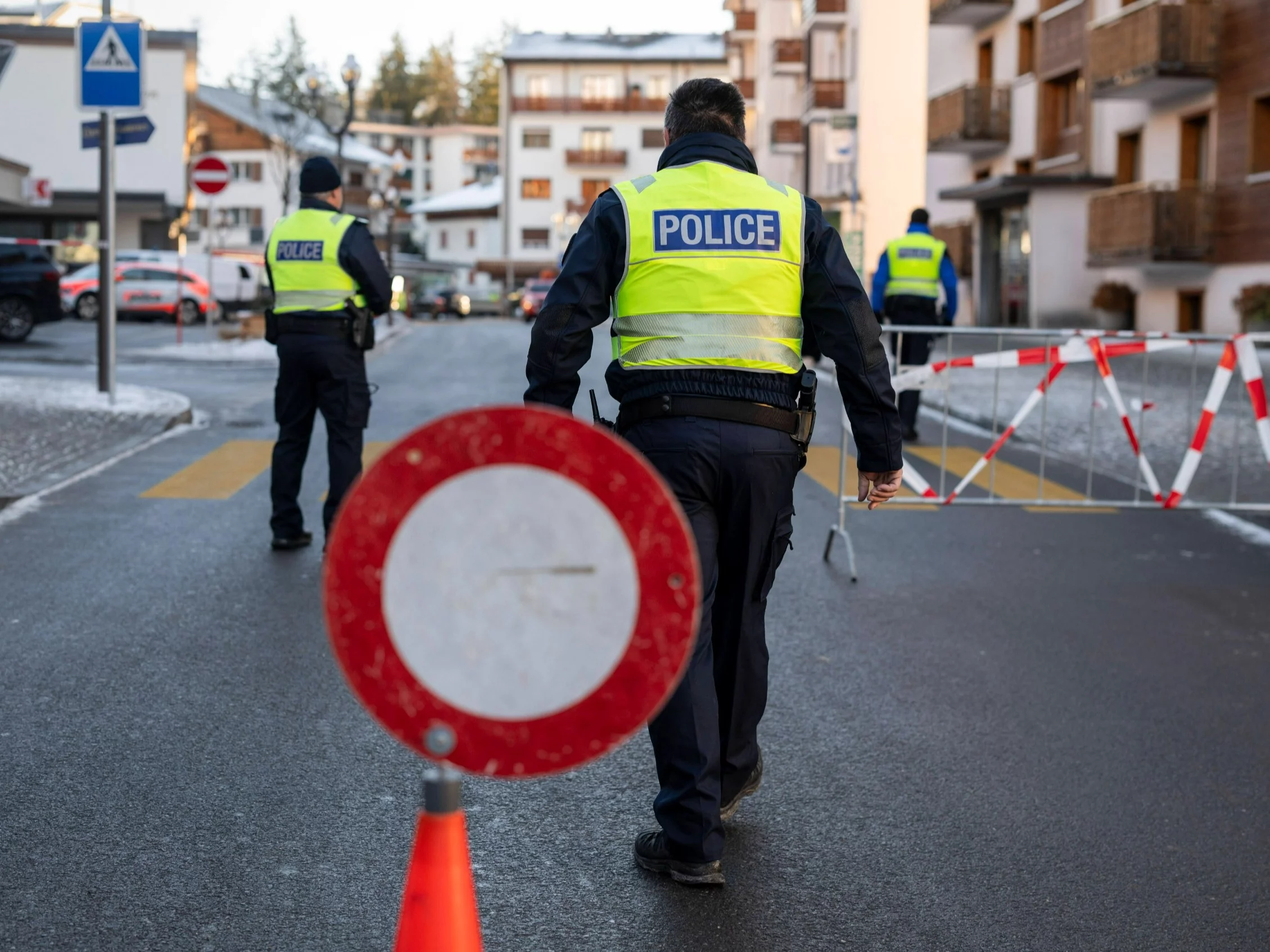 Policja na miejscu pożaru w szwajcarskim kurorcie narciarskim
