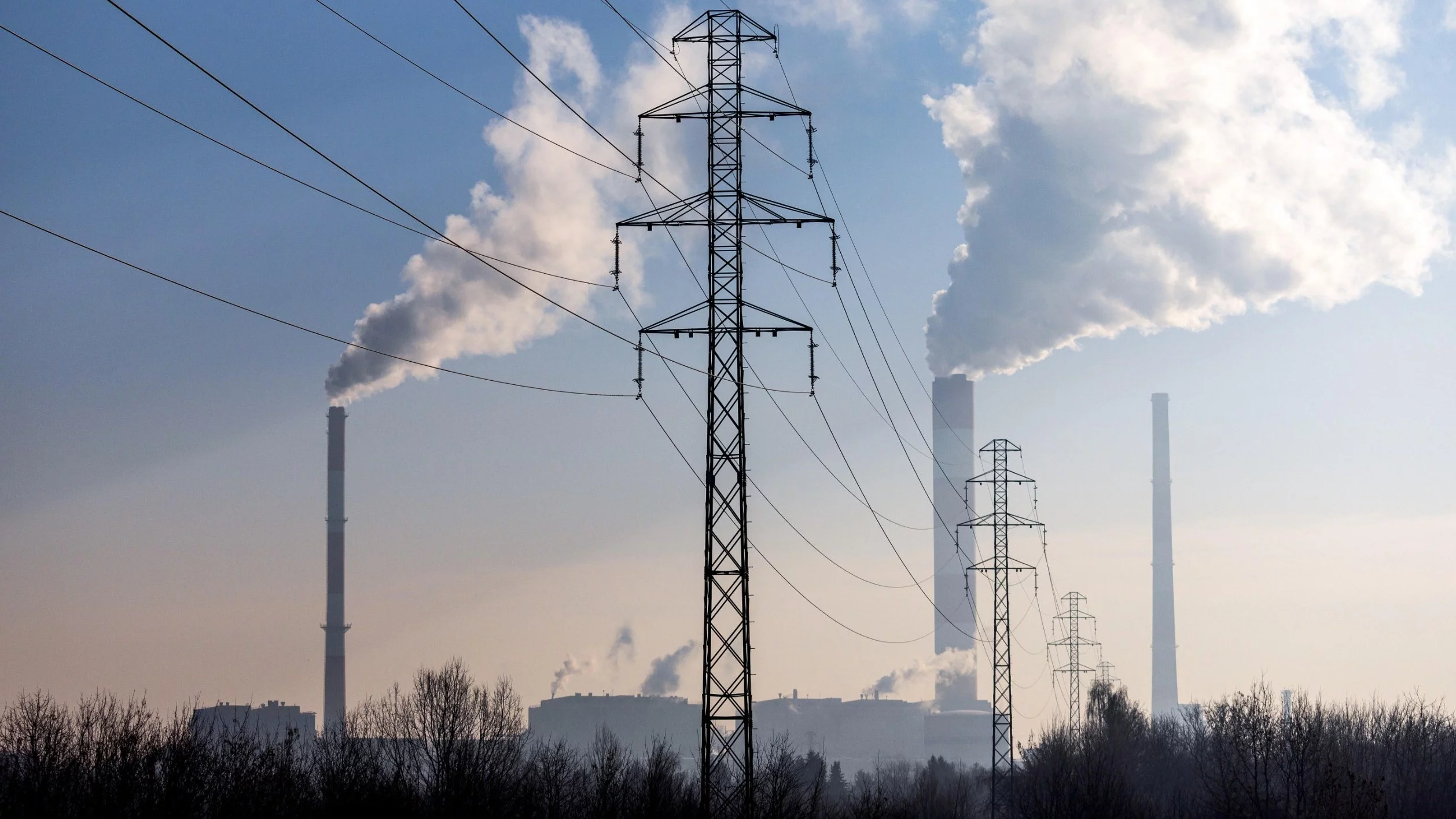 Elektrociepłownia Siekierki przy ulicy Augustówka w Warszawie. Jest to największa polska elektrociepłownia, druga co do wielkości w Europie