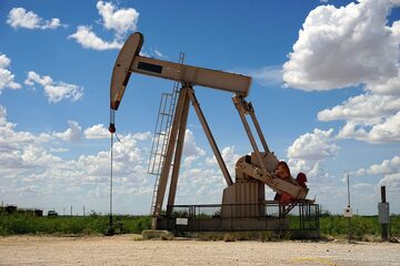 Wydobycie ropy naftowej. Zdj. ilustracyjne