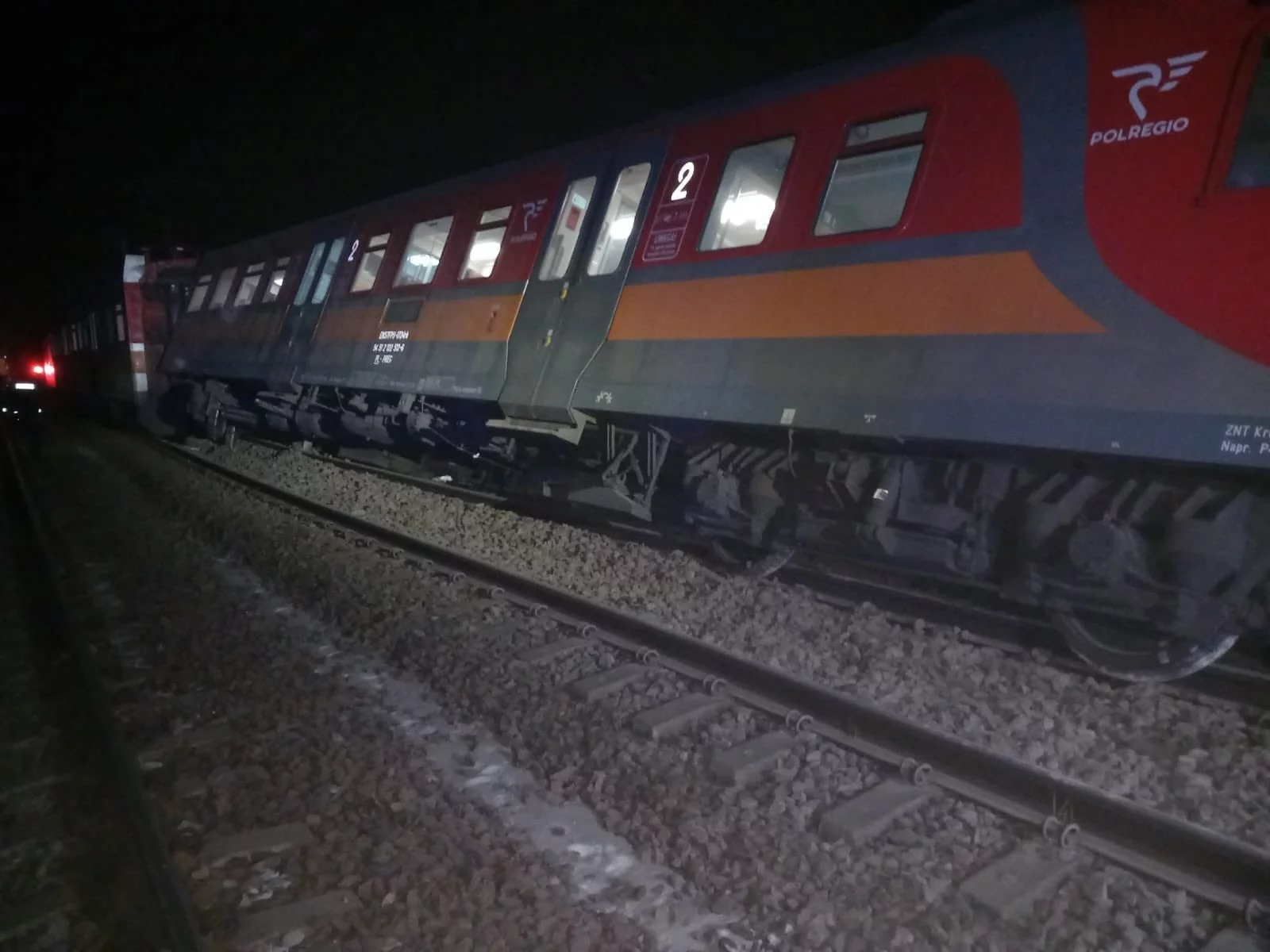 Pociąg wypadł z torów. "Maszyniści już od godziny 18:00 zgłaszali problemy"