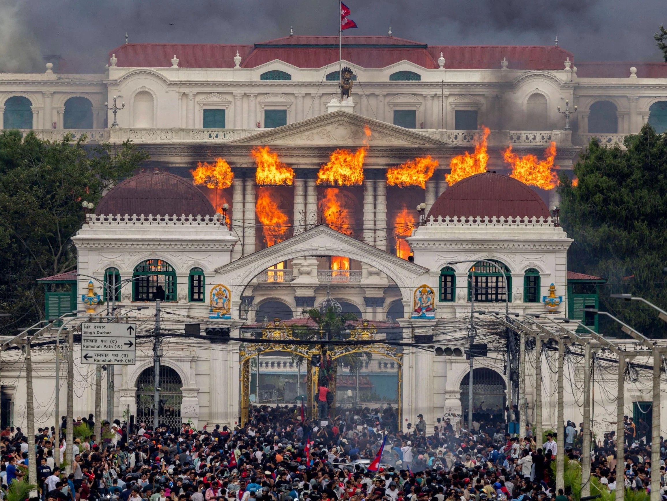 Wyłączyli media społecznościowe. Podpalony parlament i dymisja rządu