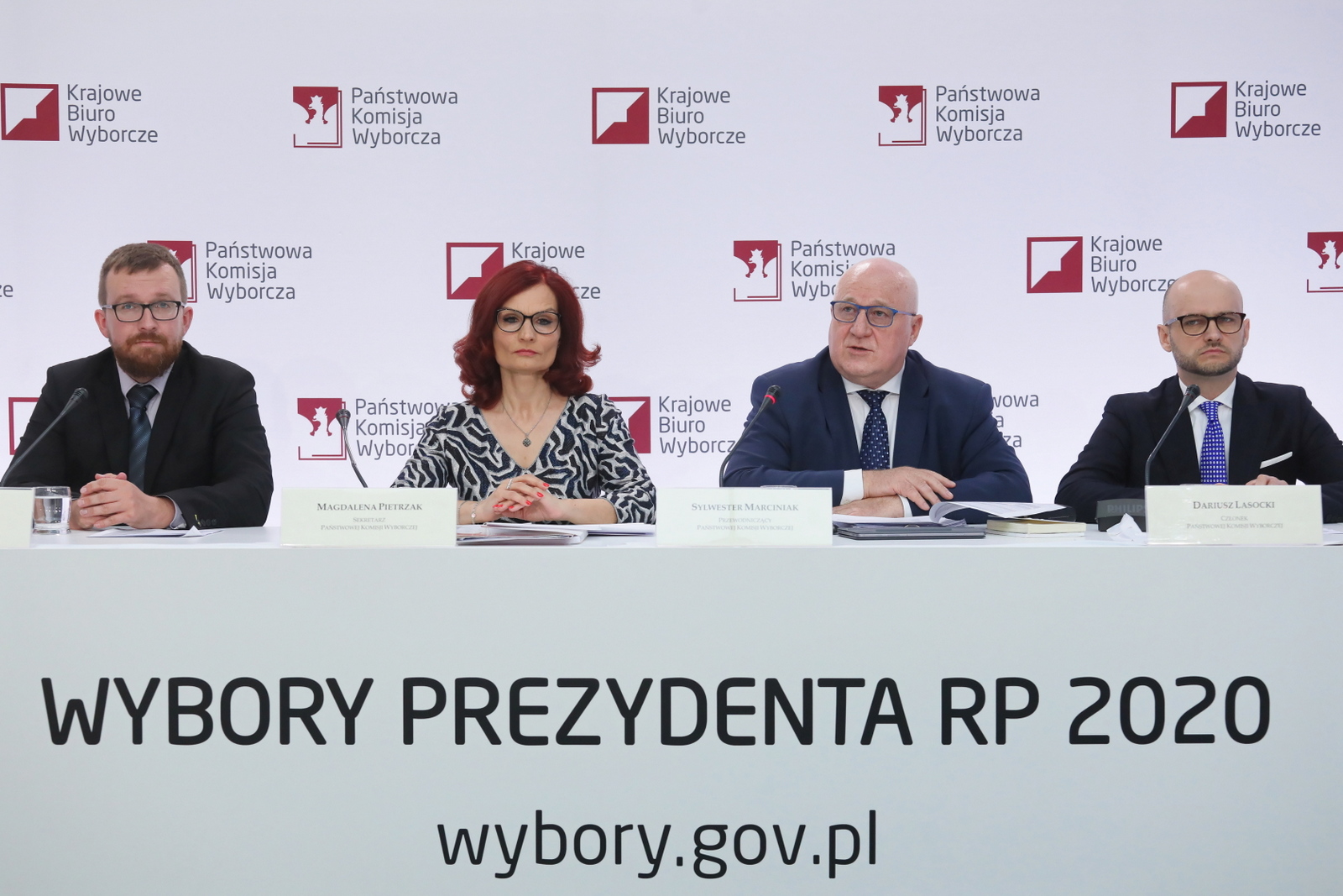 Członkowie Państwowej Komisji Wyborczej podczas wyborów prezydenckich w 2020 r.